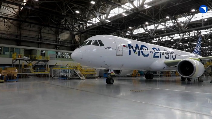 Российский авиалайнер МС-21 в ходе испытаний взлетел с одним двигателем