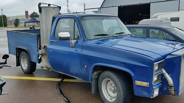 Работающий на дровах старенький пикап Chevrolet разогнали до рекордных 125 км/ч