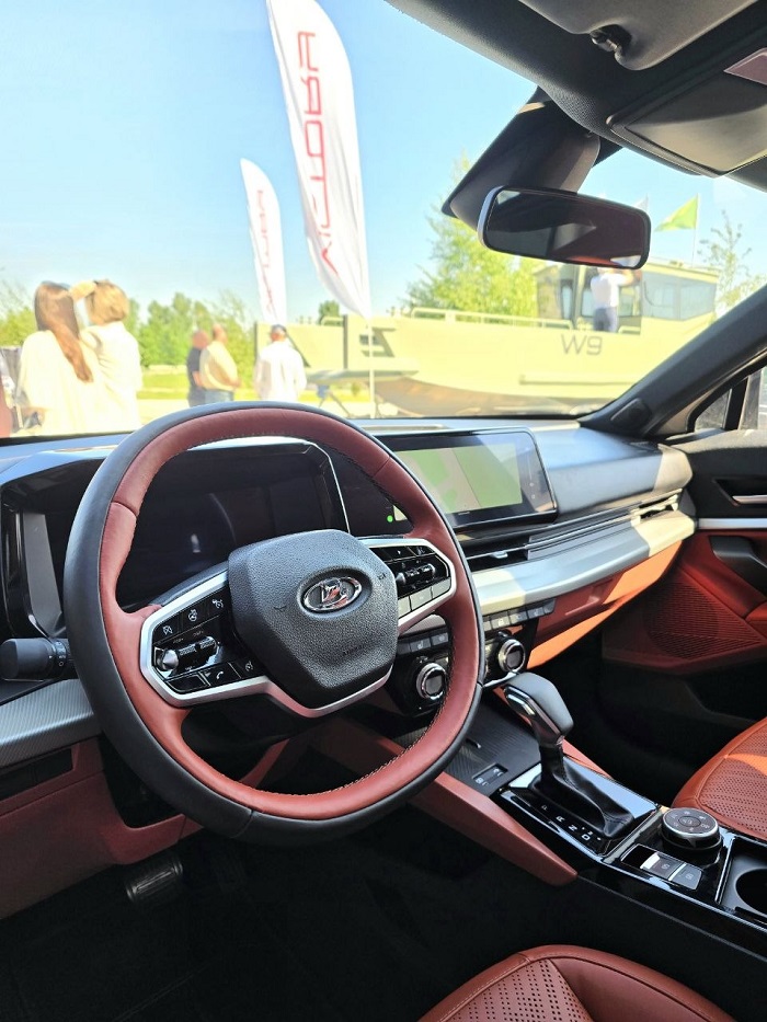В Сети появились фотографии салона предсерийной версии кроссовера Lada Azimut