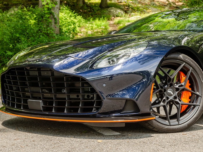Автомобили Aston Martin начнут оснащать «умными» шинами