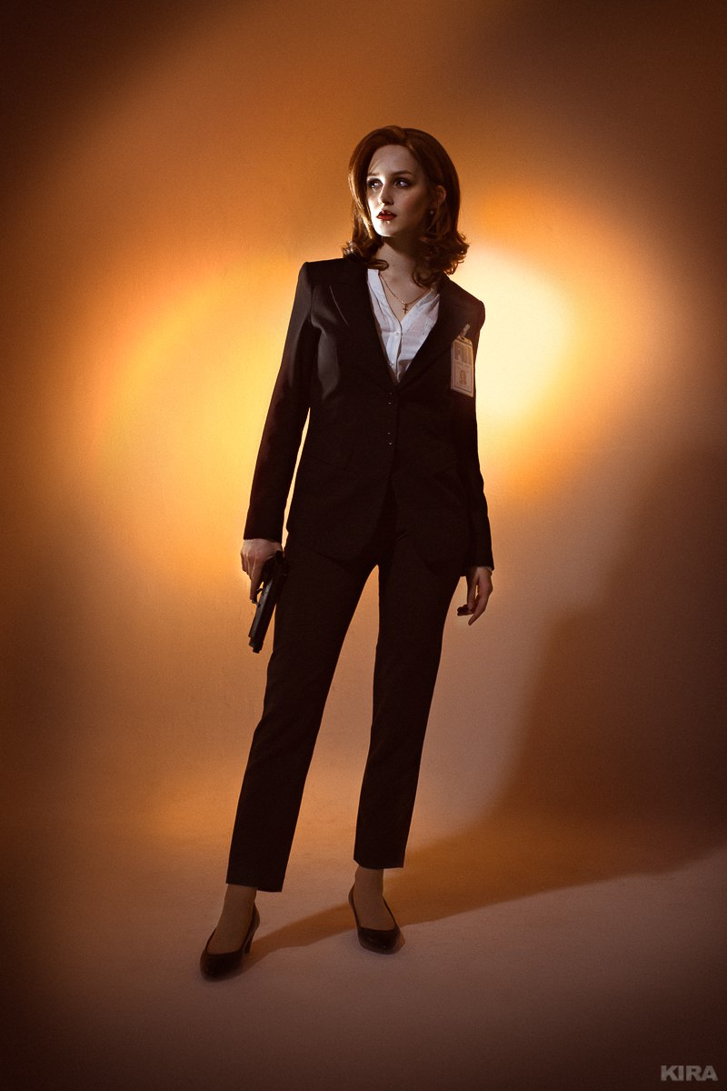 Жалаңаш қыздардың әдемі қалың аяқтарын көрсетіңіз