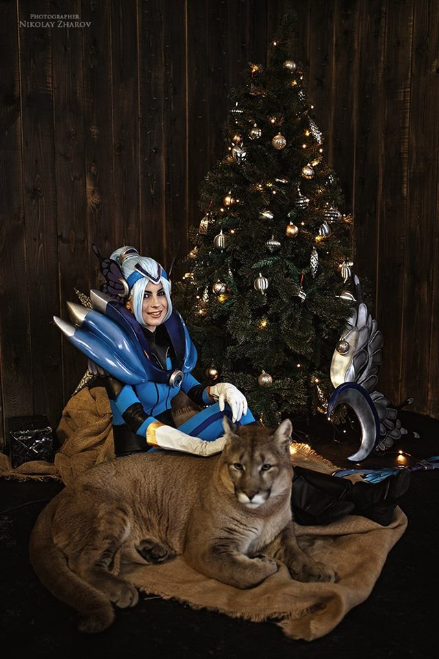 ÐÐ° Ð´Ð°Ð½Ð½Ð¾Ð¼ Ð¸Ð·Ð¾Ð±ÑÐ°Ð¶ÐµÐ½Ð¸Ð¸ Ð¼Ð¾Ð¶ÐµÑ Ð½Ð°ÑÐ¾Ð´Ð¸ÑÑÑÑ: 1 ÑÐµÐ»Ð¾Ð²ÐµÐº, ÑÐ»ÑÐ±Ð°ÐµÑÑÑ, Ð½Ð¾Ð²Ð¾Ð³Ð¾Ð´Ð½ÑÑ ÐµÐ»ÐºÐ° Ð¸ Ð½Ð° ÑÐ»Ð¸ÑÐµ